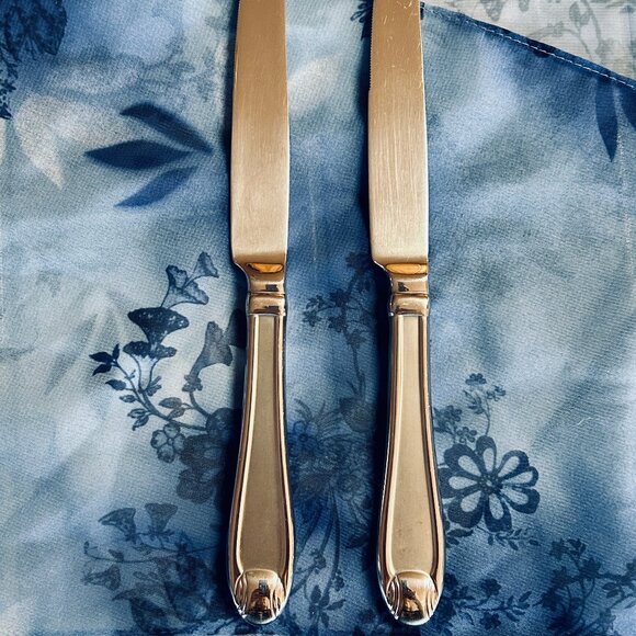 Oneida Satin Garnet Dinner Knives (2 in set) Nice Pre-Owned Condition - Picture 1 of 5